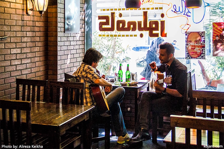 نواختن موسیقی در کافه